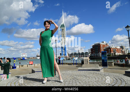 Portsmouth, Royaume-Uni. Du 1er septembre 2019. Portsmouth, Royaume-Uni. 1er sept 2019. Le continent chinois chanter ensemble J'aime mon pays (我爱我的国家) La robe China-Britain Art Festival et la célébration d'une grande Chine 70e anniversaire en 2019. Un 'Flash' Qipao Olympique relais a commencé à Portsmouth. Le continent chinois dans 28 comtés et villes à travers la Grande-Bretagne va participer dans les milliers de cheongsams et end à Londres le 28 septembre 2019, au Royaume-Uni. Credit Photo : Alamy/Capital Live News Banque D'Images