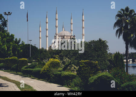 Mosquée Centrale Sabanci Adana en Turquie de la ville avec les arbres et la rivière Seyhan. Mosquée, et les arbres à la rivière Seyhan ADANA ville en journée ensoleillée avec clean bleu Banque D'Images