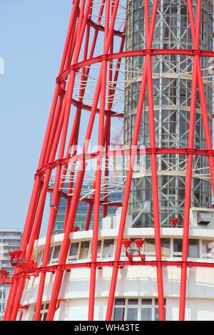 KOBE, JAPON - 24 avril 2012 : Kobe port Tower à Kobe, au Japon. La tour inhabituel est 108m de haut et est la principale attraction touristique de Kobe. Banque D'Images