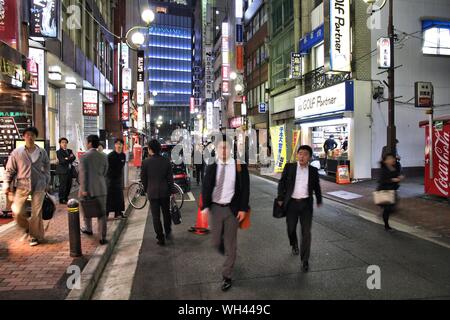 TOKYO, JAPON - 13 avril 2012 : visite de quartier Yaesu à Tokyo. Tokyo est la capitale du Japon, 35 millions de personnes vivent dans la zone urbaine. Banque D'Images