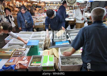 TOKYO, JAPON - 11 MAI 2012 : visite de personnes célèbre marché aux poissons de Tsukiji à Tokyo. C'est le plus grand marché de gros poissons et fruits de mer dans le monde. Banque D'Images