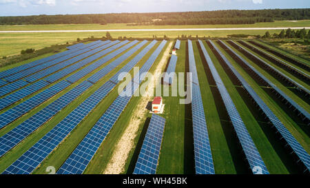 La production agricole de l'énergie solaire l'énergie renouvelable propre du soleil . Des milliers de panneaux solaires, les cellules solaires photovoltaïques , grande ferme solaire. Banque D'Images