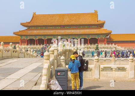 Editorial : BEIJING, CHINE, le 5 avril 2019 - collecte de touristes en face de la porte de l'harmonie suprême dans la Cité Interdite à Beijing Banque D'Images