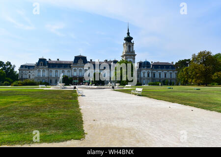 Château Festetics avec jardin et fontaine dans Keszthely, Hongrie. Banque D'Images