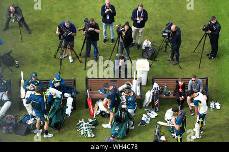 Vue générale de l'Australis joueurs et presse au cours d'une session à filets Old Trafford, Manchester. Banque D'Images