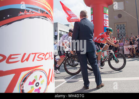 Départ de la deuxième étape à Marburg, l'avenir de Pascal Ackermann (GER, Bora - Hansgrohe), action, étape 2, Marburg (Allemagne) - Goettingen (GER), commencez à Marburg/Allemagne le 30.08.2019. Allemagne Tour 2019 à partir de 29.08.- 01.09.2019 en Allemagne. Dans le monde d'utilisation | Banque D'Images