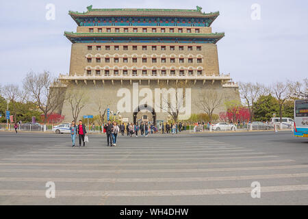 Editorial : BEIJING, CHINE, le 6 avril 2019 - à la porte Zhengyang intermédiaire à la fin de la rue de Qianmen à Pékin Hutongs proche Banque D'Images