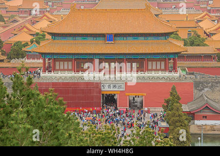 Editorial : BEIJING, CHINE, le 6 avril 2019 - La porte de la vaillance spirituelle avec les visiteurs sortant de la Cité Interdite, vu depuis le parc Jingshan à Beijing Banque D'Images