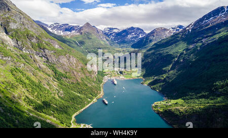 L'été splendide coucher du soleil de fjord de Geiranger, Sunnylvsfjorden canyon village, ouest de la Norvège. Vue aérienne de soirée célèbre sept Sœurs waterf Banque D'Images