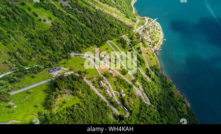 L'été splendide coucher du soleil de fjord de Geiranger, Sunnylvsfjorden canyon village, ouest de la Norvège. Vue aérienne de soirée célèbre sept Sœurs waterf Banque D'Images