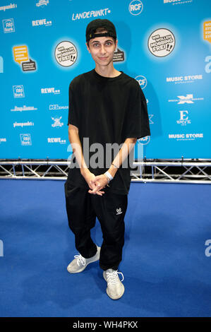 Cologne, Allemagne. Août 31, 2019. Le musicien Lukas Rieger se tient devant l'événement 'Nous voulons que mobbingfrei ! - Ensemble pour les enfants forts' de la fondation 'Mobbing Stoppen ! Points forts de l'enfant' en face d'un mur de photos. Credit : Henning Kaiser/dpa/Alamy Live News Banque D'Images