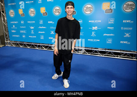 Cologne, Allemagne. Août 31, 2019. Le musicien Lukas Rieger se tient devant l'événement 'Nous voulons que mobbingfrei ! - Ensemble pour les enfants forts' de la fondation 'Mobbing Stoppen ! Points forts de l'enfant' en face d'un mur de photos. Credit : Henning Kaiser/dpa/Alamy Live News Banque D'Images