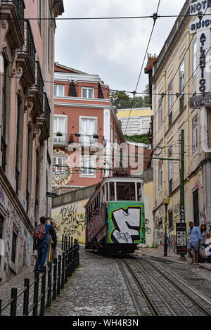 Lisbonne, Portugal - 27 juillet 2019 : le Gloria (Funiculaire Ascensor da Glória) près de la station de Bairro Alto Banque D'Images