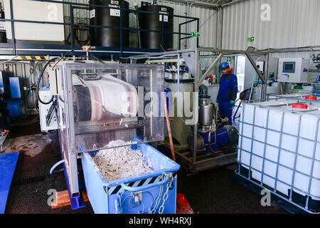 Allemagne, Hambourg, épuration de l'eau minière urbaine Projet pilote de Remondis et Hambourg pour recycler l'eau acide du phosphore à partir de cendres de l'holocauste, des boues d'acide phosphorique est un important engrais dans l'agriculture et les ressources naturelles sont limitées, la filtration automatique / DEUTSCHLAND Hamburg, Hambourg Wasser Klaerwerk Koehlbrandhoeft urbain, l'EXPLOITATION MINIÈRE, Kreislaufwirtschaft, Remondis und Anlage zur Gewinnung pilote HW von Phosphorsaeure aus der Asche verbrannten von Klaerschlaemmen Phosphorsaeure Duenger, kann als dans der Landwirtschaft werden, Filtrationsanlage l'wieder Banque D'Images