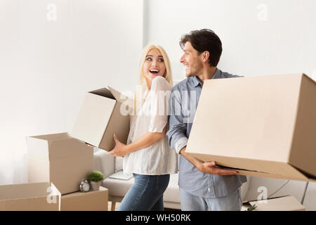 Jeune couple transportant des boîtes de déménagement déménager à nouveau lieu Banque D'Images