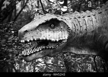 Un dinosaure dans le Jurassique Voyage Sentier au Birdland, Bourton-on-the-water, Cotswold Banque D'Images