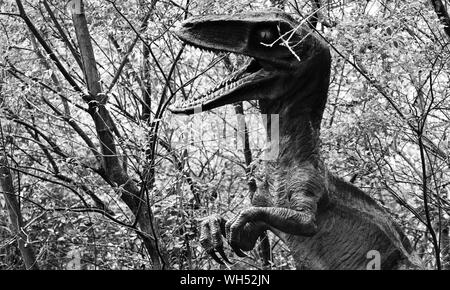 Un dinosaure dans le Jurassique Voyage Sentier au Birdland, Bourton-on-the-water, Cotswold Banque D'Images