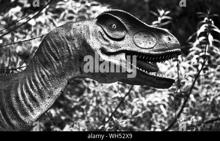 Un dinosaure dans le Jurassique Voyage Sentier au Birdland, Bourton-on-the-water, Cotswold Banque D'Images