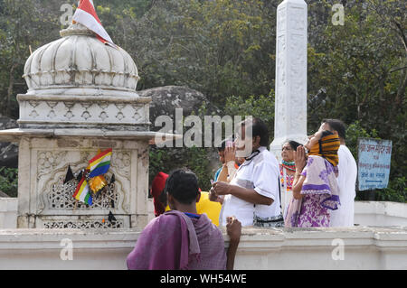 Parasnath, Jharkhand, India - Mai 2018 pèlerins fidèles hindous Jain Personnes méditant et faire offrande religieuse à Shikharji Temple Hill. Un Jhark Banque D'Images