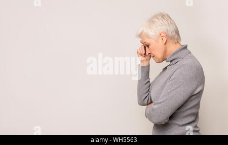 Portrait of senior woman on background light studio Banque D'Images