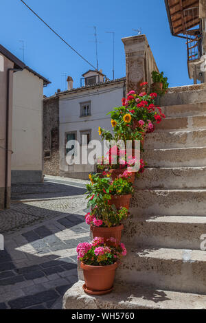 Les pots de fleurs sur l'escalier de Pescocostanzo, merveilleux village de montagne dans les Apennins Abruzzes Banque D'Images