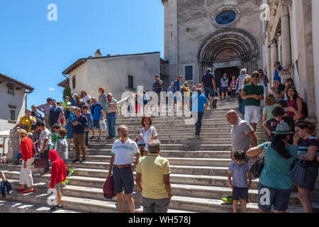 De nombreux touristes à l'escalier de santa maria del colle basilique. Magnifique village de montagne de Pescocostanzo, dans l'Apennin des Abruzzes Banque D'Images