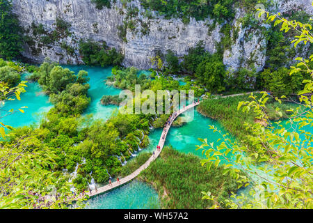 Les lacs de Plitvice, Croatie. Cascades et sentier en bois du parc national des Lacs de Plitvice.