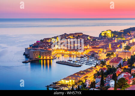 Dubrovnik, Croatie. Une vue panoramique de la ville fortifiée au coucher du soleil. Banque D'Images