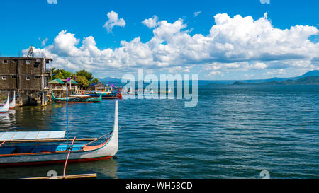 Voir d'embarcations traditionnelles au Lakeshore de Taal à Tagaytay, Philippines. Banque D'Images