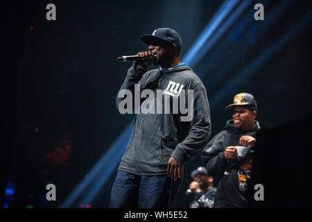 Moscou-13 novembre,2015 : concert de rap hip hop band Wu-Tang Clan. Method Man, Marc Lavoine, Inspectah Deck, U-God, Masta Killa performing live set sur scène dans l'espace club de nuit Banque D'Images