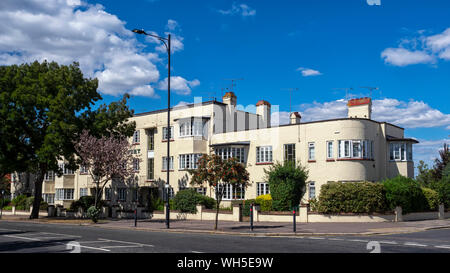 SOUTHEND-ON-SEA, ESSEX, Royaume-Uni - 08 AOÛT 2018 : vue extérieure du bâtiment Linden court Apartment sur la route A13 London Banque D'Images