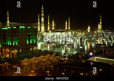 Vue de nuit de la belle mosquée Al-Masjid un-Nabawī au centre de la ville sainte de Médine, en Arabie Saoudite Banque D'Images