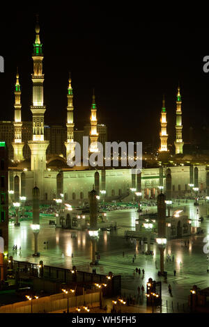 Vue de nuit de la belle mosquée Al-Masjid un-Nabawī au centre de la ville sainte de Médine, en Arabie Saoudite Banque D'Images