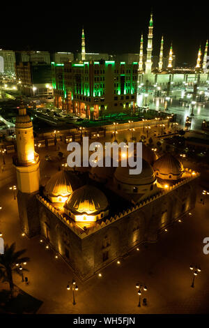 Vue de nuit de la mosquée d'Al-Ghamama avec la magnifique Mosquée Al-Masjid un-Nabawī dans la ville sainte de Médine, en Arabie Saoudite, dans l'arrière-plan Banque D'Images