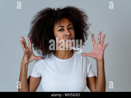 Portrait of attractive african american woman with frustrés et en colère a insisté sur la face. À la mad et fou en criant et en faisant des gestes furieux. Fac Banque D'Images