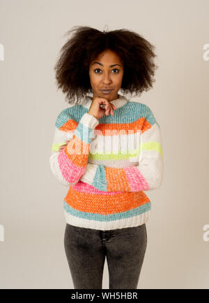 Portrait of happy young african american female rire et s'amuser à rayures multicolores sur fond neutre isolé de cavalier. Les gens, les p Banque D'Images