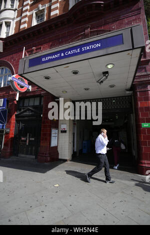 La station de métro Elephant and Castle, dans le sud de Londres, en tant qu'une enquête pour meurtre a été lancé après 24 ans est décédé après avoir été poignardé à la station de métro. La victime a été blessé au cours d'un combat entre deux groupes d'hommes à la station de métro Elephant and Castle, dans le sud de Londres, juste avant 23h30 le dimanche. Banque D'Images