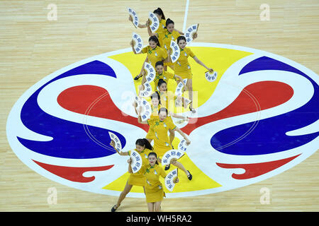 Foshan, la province chinoise du Guangdong. 2e, 2019 Sep. Cheerleaders exécuter pendant l'group D match entre l'Italie et de l'Angola à la Coupe du Monde de la FIBA 2019 À Foshan, Province du Guangdong en Chine du sud, le 2 septembre 2019. Credit : Huang Zongzhi/Xinhua/Alamy Live News Banque D'Images