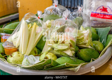 Pelées et tranchées mangue verte avec du sel et de piment, Thai street food populaires. Bangkok, Thaïlande. Banque D'Images