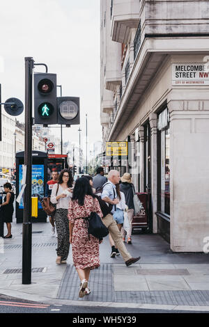 Londres, Royaume-Uni - 18 juillet 2019 : les gens marcher dans une rue de Marylebone, un quartier résidentiel chic de Londres, célèbre pour Baker Street et de Madame Tussauds wa Banque D'Images