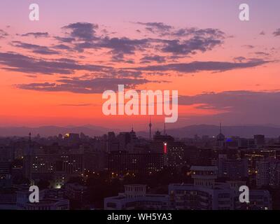 Beijing, Chine. Du 1er septembre 2019. La photo montre un paysage mobile coucher du soleil près de Xuanwumen à Beijing, capitale de Chine, le 1 septembre, 2019. Credit : Ding Xu/Xinhua/Alamy Live News Banque D'Images