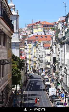 Une vue aérienne de la rue animée de Lisbonne appelée « Rua de Sao Paulo » lors d'une journée d'été Banque D'Images