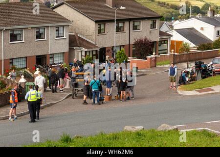 Cork, Irlande, 2 septembre 2019. Les jeunes délinquants tournage dans la ville de Cork. La distribution et l'équipe des jeunes délinquants ont été à nouveau aujourd'hui, l'équipage a commencé à filmer dans l'Aubépine Mews, Dublin Hill tôt ce matin avec un cheval et le chariot, ainsi qu'une limousine hummer stretch stationné à proximité. La scène d'être filmé dans le cadre de la prochaine série de l'émission de télévision populaire qui est fondée et filmé tout au long de la ville de Cork. Credit : Damian Coleman/Alamy Live News Banque D'Images