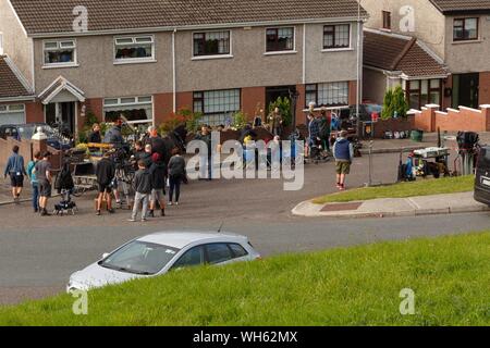 Cork, Irlande, 2 septembre 2019. Les jeunes délinquants tournage dans la ville de Cork. La distribution et l'équipe des jeunes délinquants ont été à nouveau aujourd'hui, l'équipage a commencé à filmer dans l'Aubépine Mews, Dublin Hill tôt ce matin avec un cheval et le chariot, ainsi qu'une limousine hummer stretch stationné à proximité. La scène d'être filmé dans le cadre de la prochaine série de l'émission de télévision populaire qui est fondée et filmé tout au long de la ville de Cork. Credit : Damian Coleman/Alamy Live News Banque D'Images