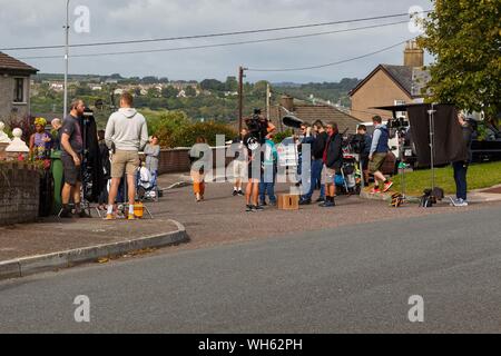 Cork, Irlande, 2 septembre 2019. Les jeunes délinquants tournage dans la ville de Cork. La distribution et l'équipe des jeunes délinquants ont été à nouveau aujourd'hui, l'équipage a commencé à filmer dans l'Aubépine Mews, Dublin Hill tôt ce matin avec un cheval et le chariot, ainsi qu'une limousine hummer stretch stationné à proximité. La scène d'être filmé dans le cadre de la prochaine série de l'émission de télévision populaire qui est fondée et filmé tout au long de la ville de Cork. Credit : Damian Coleman/Alamy Live News Banque D'Images