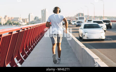 D'ailleurs bien african american guy fonctionnant en bas du pont Banque D'Images