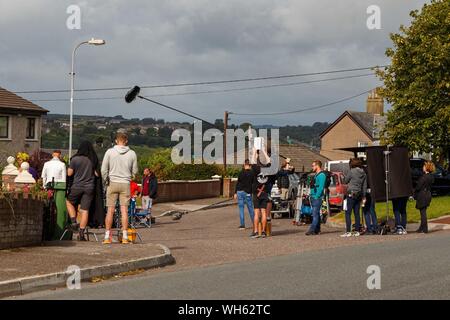 Cork, Irlande, 2 septembre 2019. Les jeunes délinquants tournage dans la ville de Cork. La distribution et l'équipe des jeunes délinquants ont été à nouveau aujourd'hui, l'équipage a commencé à filmer dans l'Aubépine Mews, Dublin Hill tôt ce matin avec un cheval et le chariot, ainsi qu'une limousine hummer stretch stationné à proximité. La scène d'être filmé dans le cadre de la prochaine série de l'émission de télévision populaire qui est fondée et filmé tout au long de la ville de Cork. Credit : Damian Coleman/Alamy Live News Banque D'Images