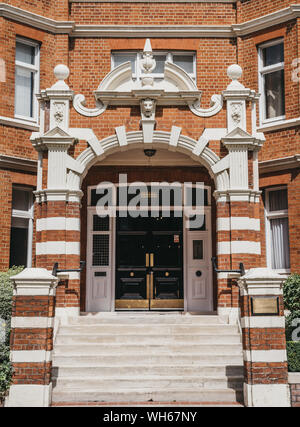 Façade d'une maison traditionnelle anglaise dans Marylebone, Londres, Royaume-Uni. Banque D'Images