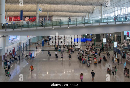 Hall des départs de l'Aéroport International de Hong Kong, l'un des plus achalandés du monde. Les manifestations de masse en août 2019 a porté à l'arrêt. Banque D'Images