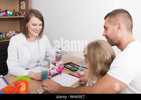 Parent avec son enfant à la psychologue de l'enfant. Psychologue de l'enfant en prenant soin de la santé mentale de l'enfant Banque D'Images